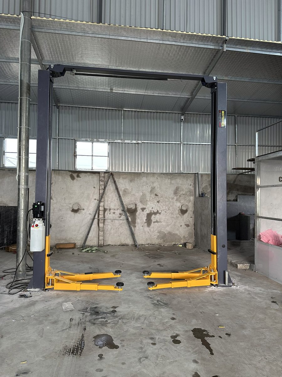 Cầu nâng ô tô 2 trụ giằng trên Bestech lắp tại gara