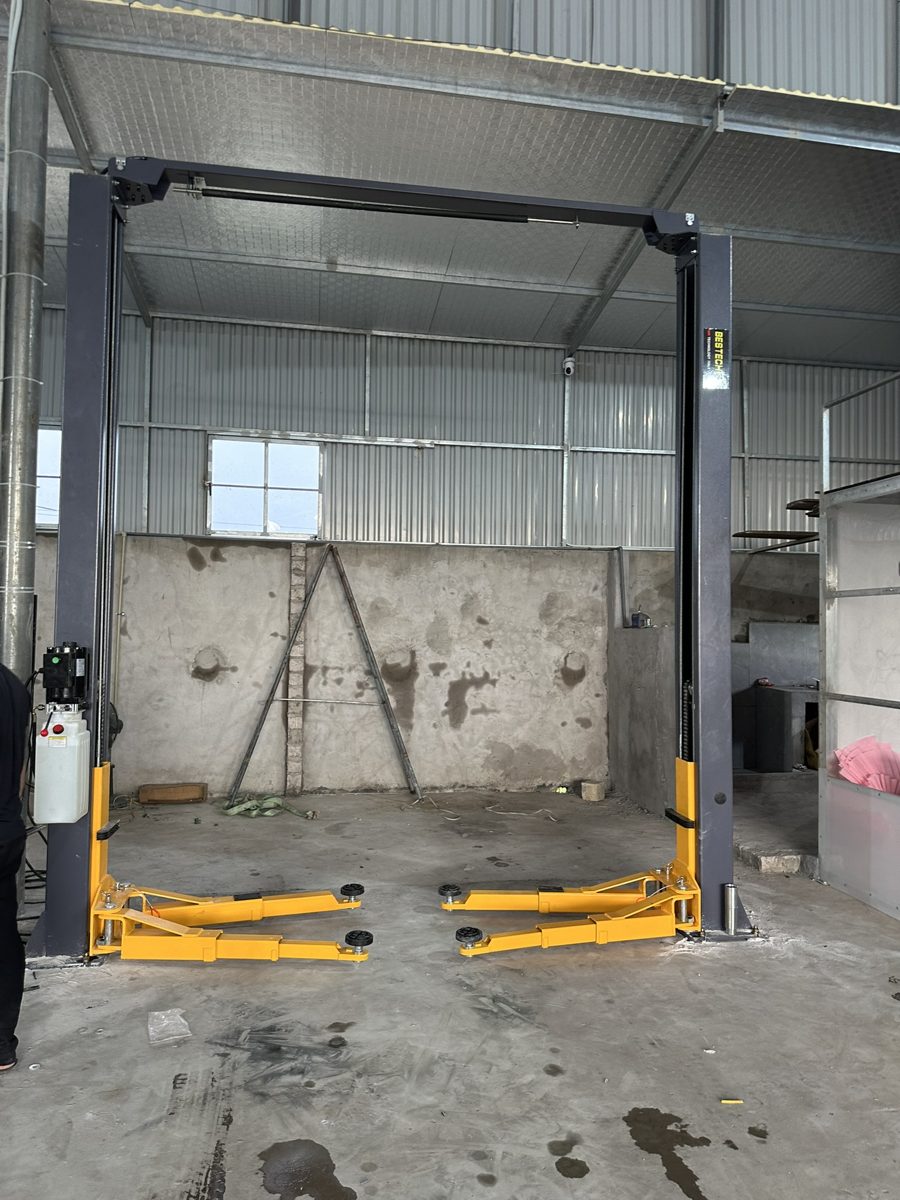 Cầu nâng 2 trụ giằng trên Bestech lắp tại gara, nền giữa hai trụ thông thoáng
