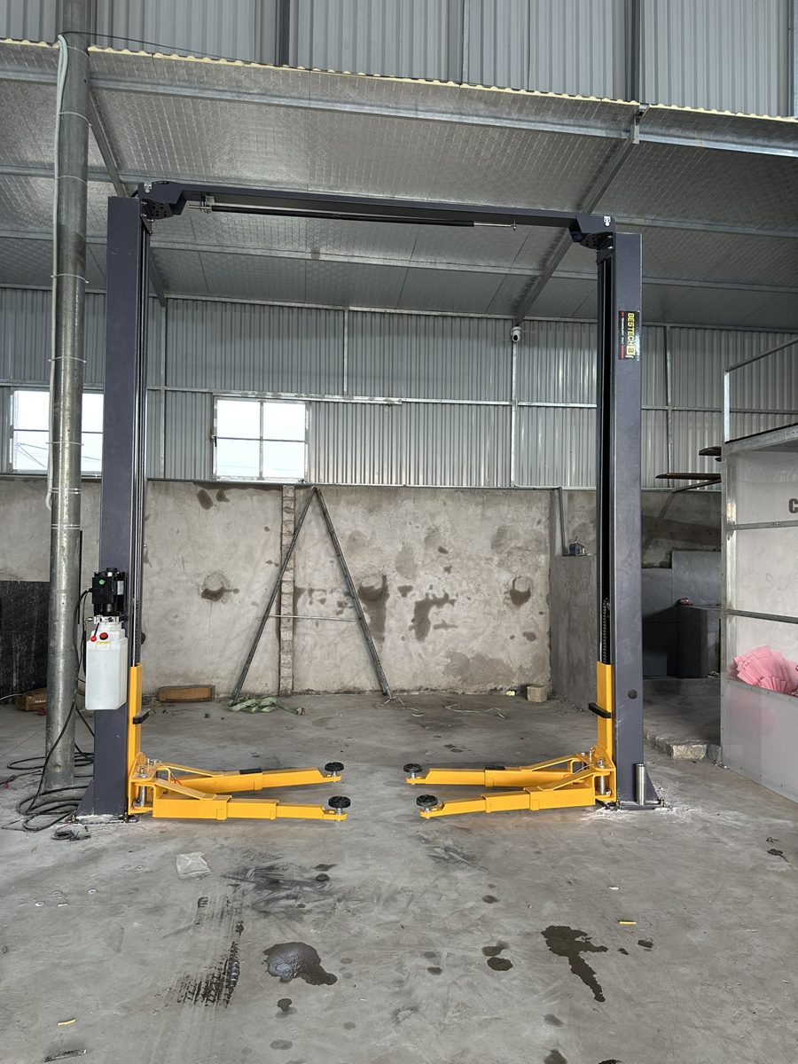 Hai tay nâng cầu 2 trụ giằng trên Bestech màu vàng đặt sát nền