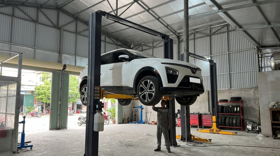 Xe ô tô điện được nâng trên cầu nâng 2 trụ tại gara (ảnh minh họa)