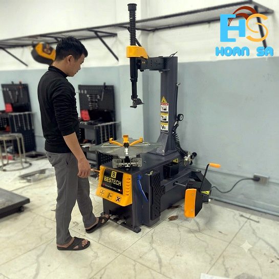 Thợ vận hành máy ra vào lốp Bestech 325A trong gara