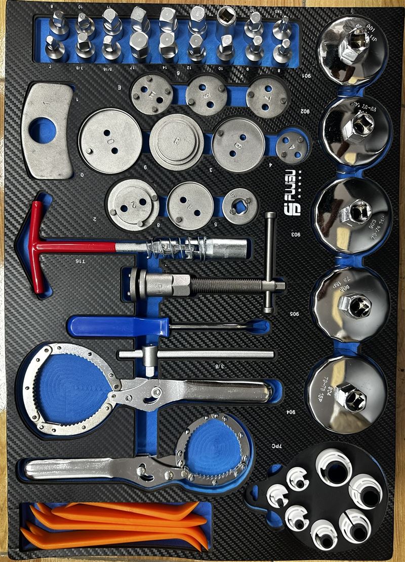 Khay dụng cụ phanh và thay dầu trong tủ đồ nghề Fujisu: bộ ép piston phanh, cốc tháo lọc dầu, kìm tháo lọc