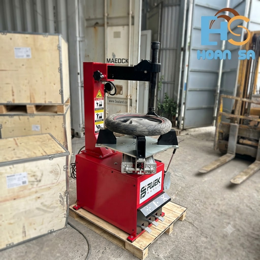 Máy ra vào lốp xe máy Fujisu 616YM đặt trên pallet tại kho Hoàn Sa